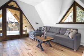 Design Apartment, 2 Bedrooms, Balcony, Mountain View (10) | Living area | 42-inch flat-screen TV with premium channels, TV, Netflix - Green Deer Premium (Zakopane)