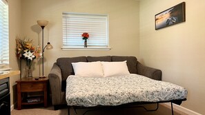 1 bedroom, desk, iron/ironing board, WiFi - Relaxing Retreat with Full Kitchen, King bed, W/D & wildlife (Parker)