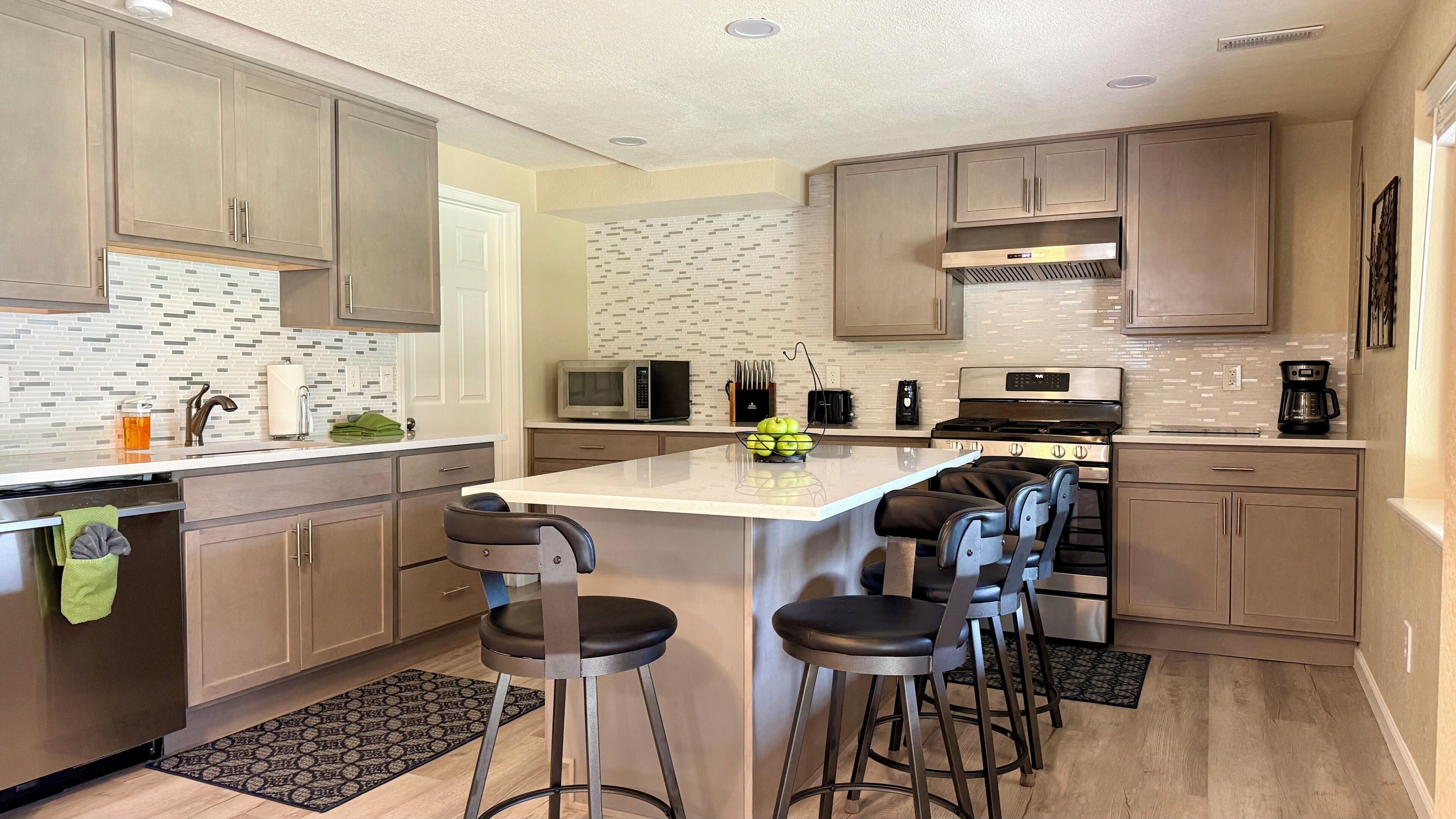 Coffee/tea maker, fridge, microwave, oven