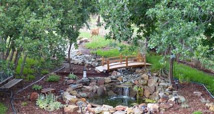 Entrada privada, suite de nivel inferior con cama King y vida salvaje