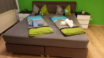 2 quartos, berço de viagem, Wi-Fi de cortesia, roupa de cama
