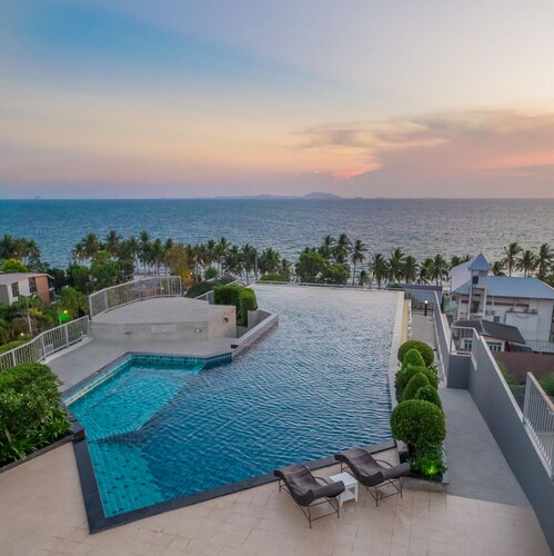 La suite exclusive d'une chambre avec vue sur le jardin à Bangsaen