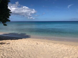 Playa en los alrededores y toallas de playa 