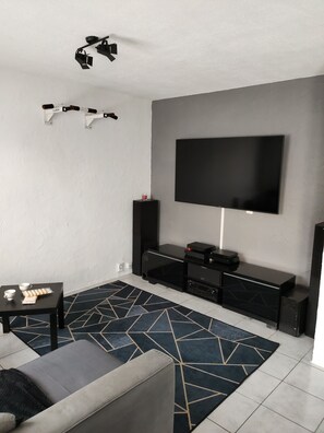 Smart TV, videojuegos, reproductor de DVD y libros 
