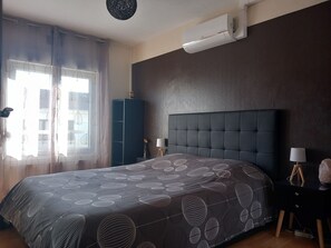 4 habitaciones, tabla de planchar con plancha, wifi y ropa de cama 