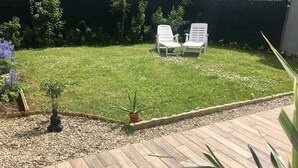 A garden with two white chairs and a wooden deck. - EXCLUSIVE House 100 m2 private parking / garden / 6-8 persons (Liévin)