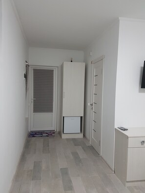 Caja de seguridad en la habitación y escritorio 