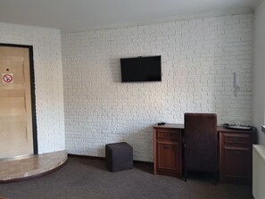 Kamar Double Standar (Room 3) | Brankas, meja kerja, ruang kerja ramah laptop, dan kedap suara