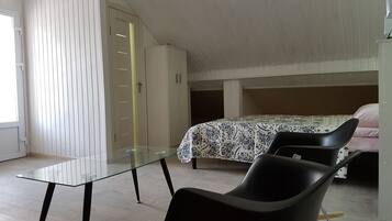 Habitació doble estàndard (Room 4) | Caixa forta a l'habitació i escriptori