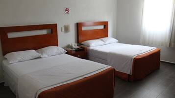 Habitación estándar, 2 camas matrimoniales | Escritorio, espacio para trabajar con laptop y wifi gratis