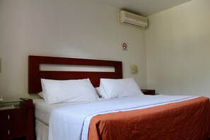 Superior Room, 1 King Bed, Bathtub | Desk, laptop workspace, free WiFi, bed sheets - HI Huasteca Inn Hotel (Matlapa)