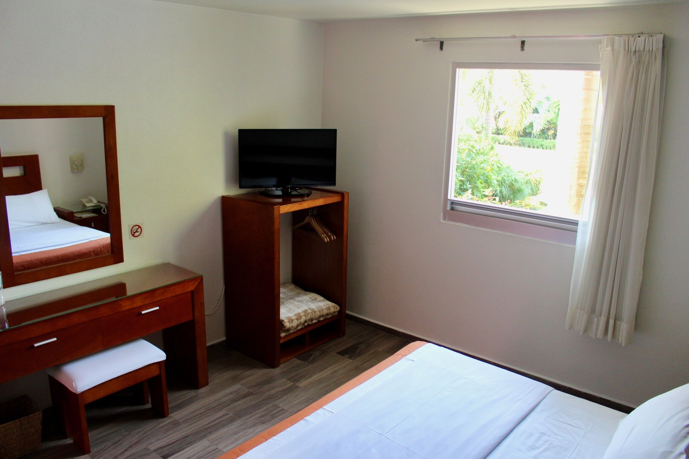 standard room, 1 king bed | desk, laptop workspace, free wifi, bed sheets