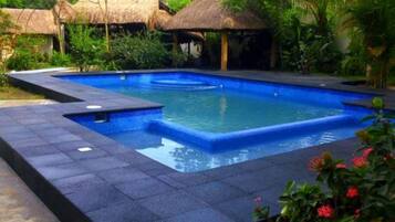 Alberca al aire libre y camas balinesas gratuitas