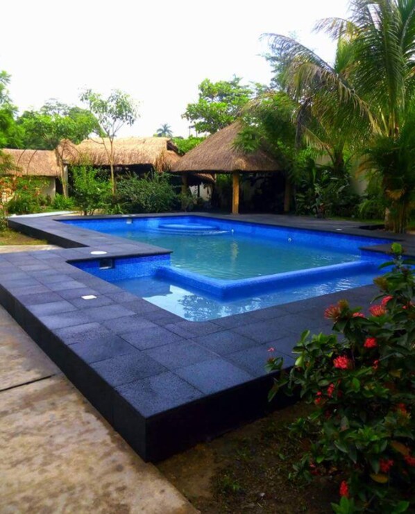 Outdoor pool, open 8:00 AM to 10:00 PM, free cabanas - HI Huasteca Inn Hotel (Matlapa)