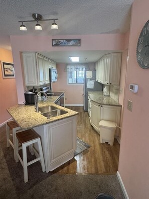 Een koelkast, een microgolfoven, een oven, een kookplaat