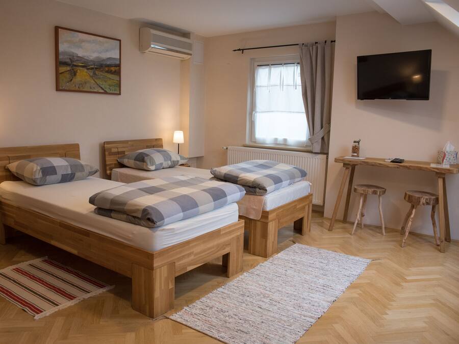 Individueel gedecoreerd, individueel gemeubileerd, een bureau