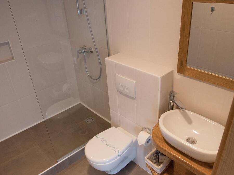 Ein Badezimmer mit Toilette, Dusche und Waschbecken.