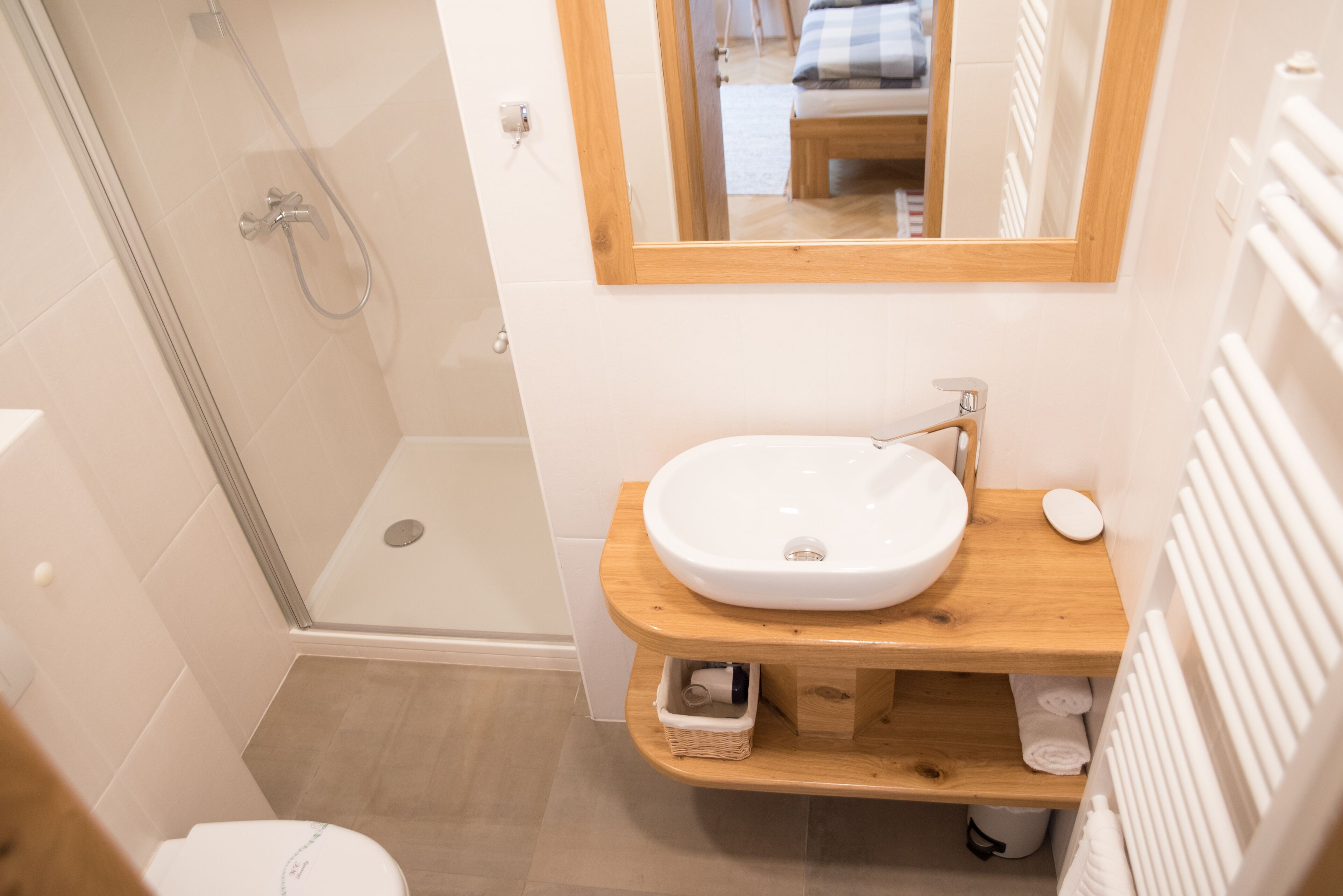 Un baño con ducha, inodoro y lavabo.