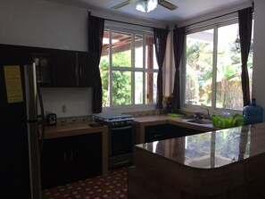 Een koelkast, kookgerei, borden en bestek