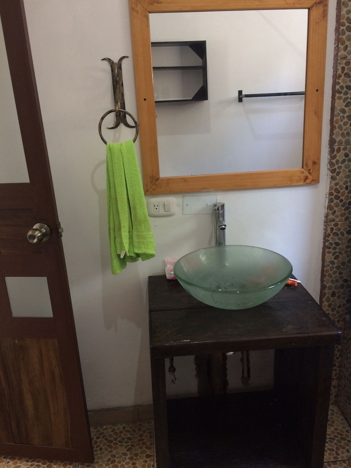 Duschwanne, Haartrockner, Handtücher