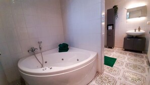 Une salle de bain avec une baignoire sur pieds, des toilettes et un lavabo.