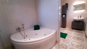Dusche, Whirlpool, Handtücher, Seife
