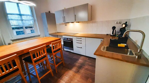 Kühlschrank, Ofen, Herdplatte, Geschirrspüler