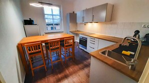 Fridge, oven, stovetop, dishwasher