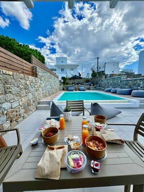 朝食 (コンチネンタル ブレックファスト)、毎日提供 (1 名様 25 EUR)