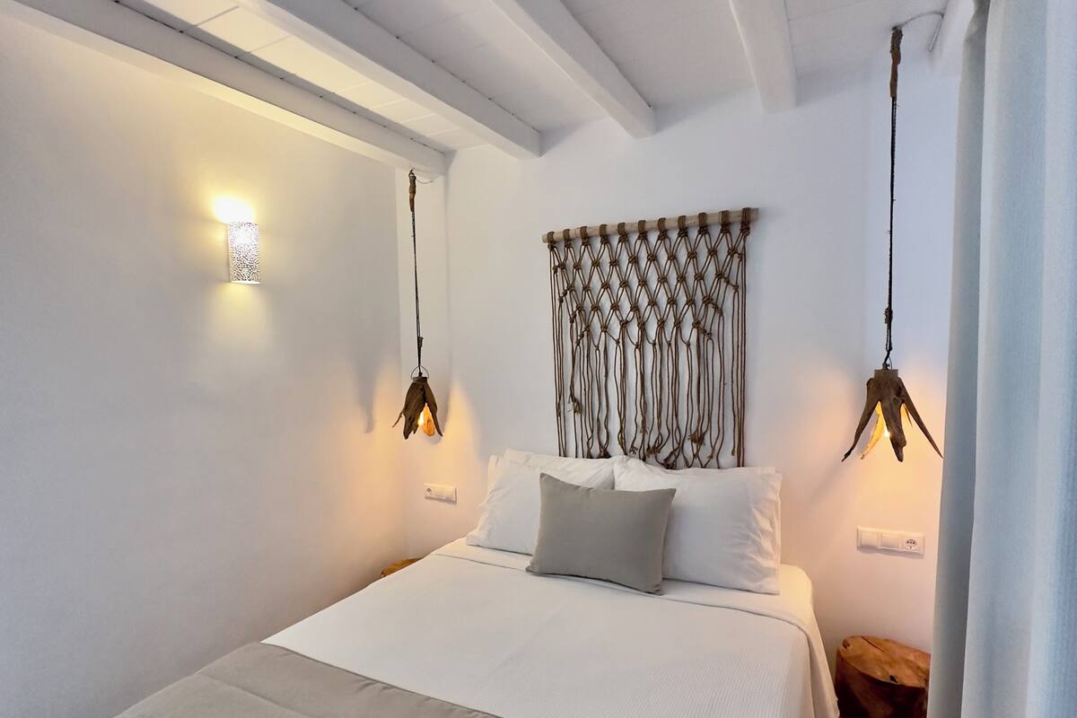 1 bedroom, Frette Italian sheets, premium bedding, Select Comfort beds