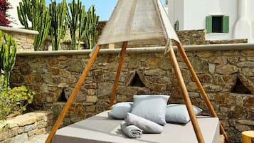 Una piscina al aire libre de temporada