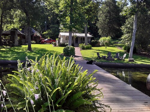 THE CABIN IN THE HOLLOW  Main channel, waterfront, deep water dock, pet friendly