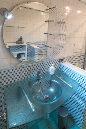 Ducha, secador de pelo, bidet, toallas