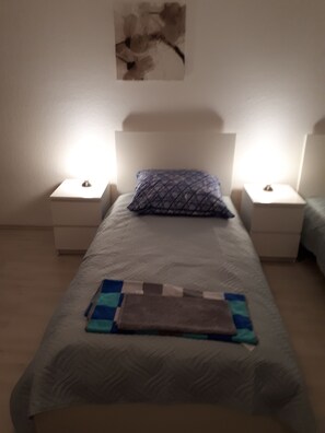 2 bedrooms, iron/ironing board, WiFi
