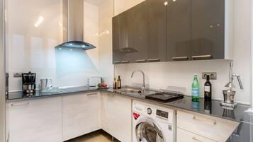 Een koelkast, een magnetron, een kookplaat