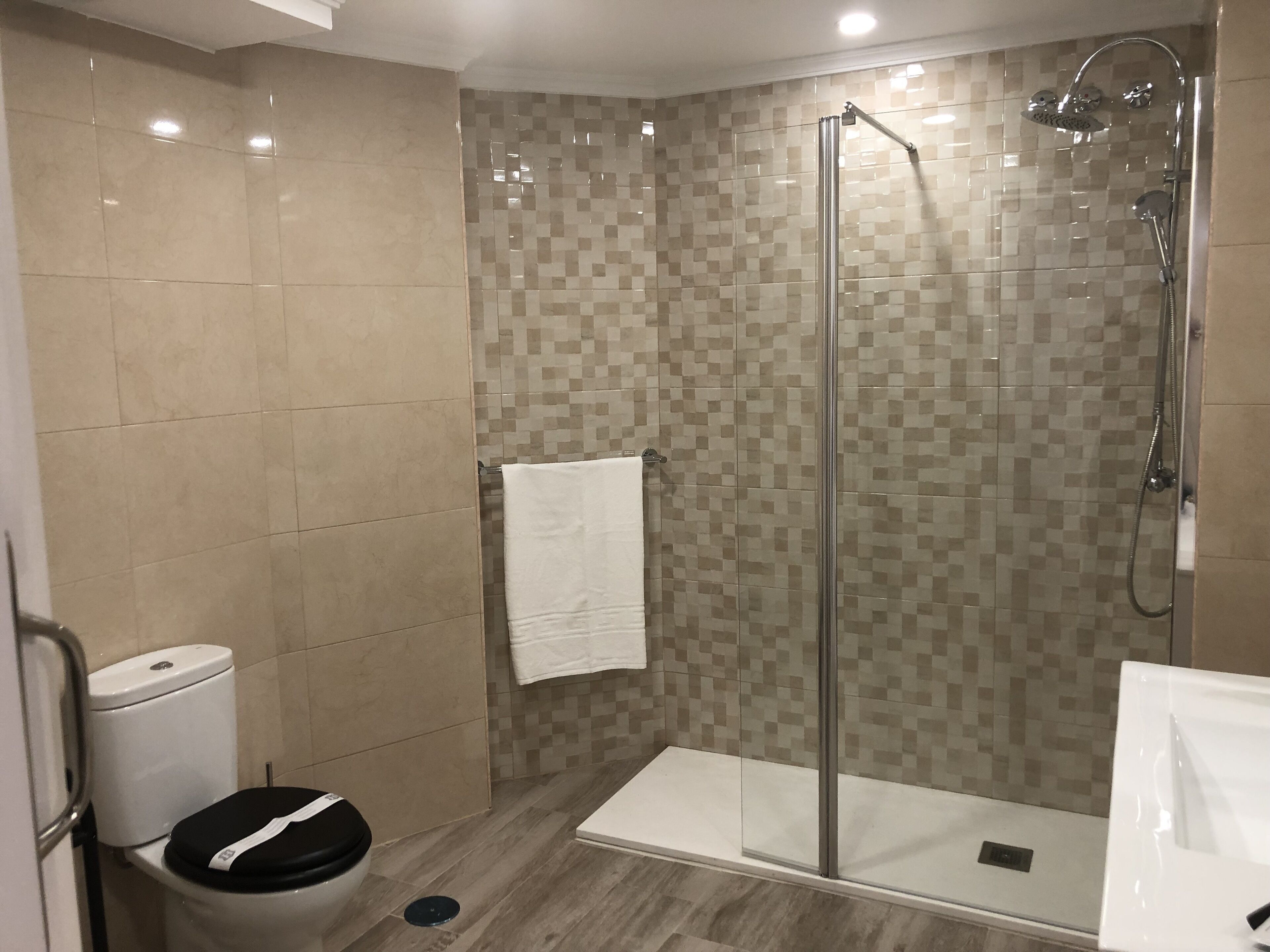 Een douche, een haardroger, handdoeken, zeep