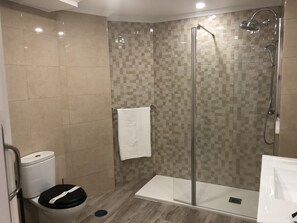 تجهيزات دش، مجففات شعر، مناشف، صابون