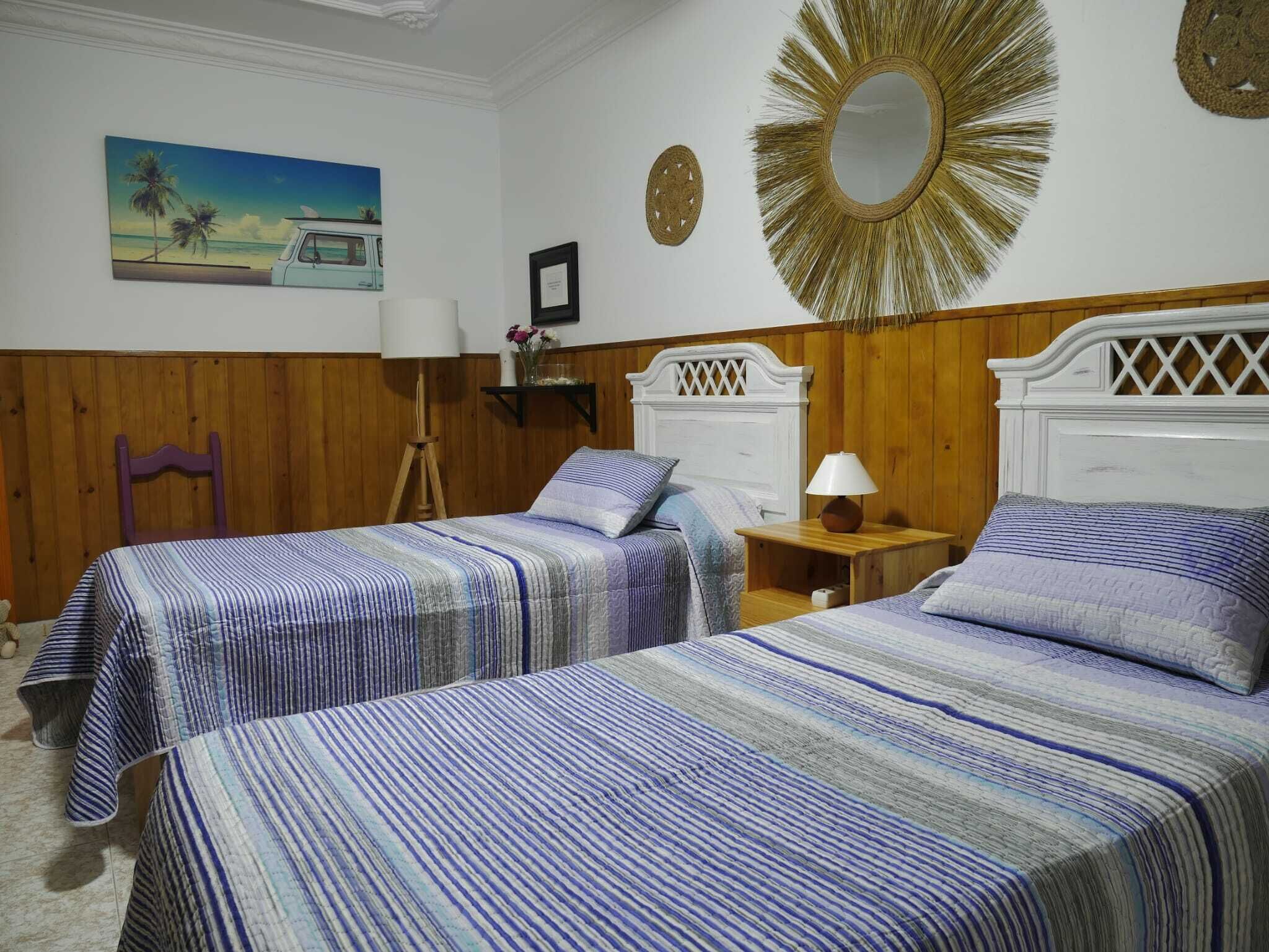 2 dormitorios, escritorio, tabla de planchar con plancha y cuna de viaje