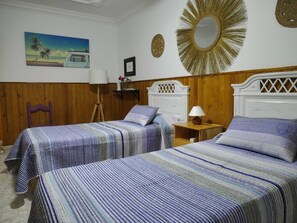 2 chambres, bureau, fer et planche à repasser, lit parapluie