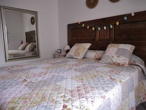 2 bedrooms, desk, iron/ironing board, travel cot - Housing, with 2 bedrooms, kitchen, bathroom, living room and solarium. (Moya)