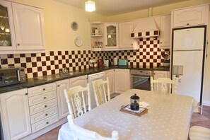 Fridge, microwave, oven, stovetop - Town centre Townhouse (Dingle)