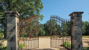 Unclassified image, 3 of 29, button - Domaine des Tuileries (Legny)