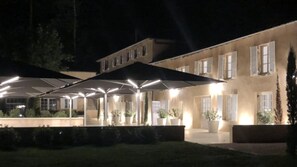 Voorkant accommodatie - avond/nacht