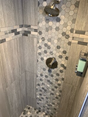 Dusche, Haartrockner, Handtücher, Seife