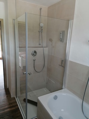 Baignoire, sèche-cheveux, serviettes fournies, savon