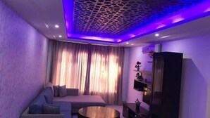 Familieleilighet | Oppholdsrom | En 32-tommers LED-TV med Parabol-TV samt TV