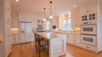 Refrigerador, microondas, horno y parrilla de estufa