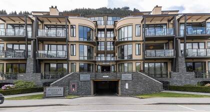 Modern Spacious Town Center Unit with Lake View