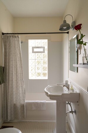 Ensemble douche/baignoire, articles de toilette écologiques
