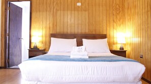 Blackout drapes, free WiFi, bed sheets - Haiken Hostal (Punta Arenas)